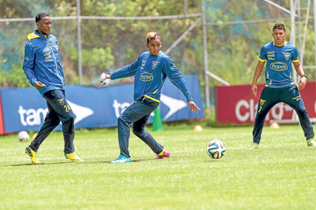 Jaime Ayov&iacute; (izq.), Fidel Mart&iacute;nez y Jefferson Montero, durante un entrenamiento en la Casa de la Selecci&oacute;n, en Quito. Foto: Andr&eacute;s Darquea | El Tel&eacute;grafo