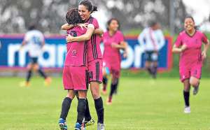 El equipo de la Universidad San Francisco de Quito (rosa) se enfrentar&aacute; a 7 de Febrero de Los R&iacute;os por un lugar en la gran final de la primera etapa. Foto: &Aacute;lvaro p&eacute;rez / El Tel&eacute;grafo