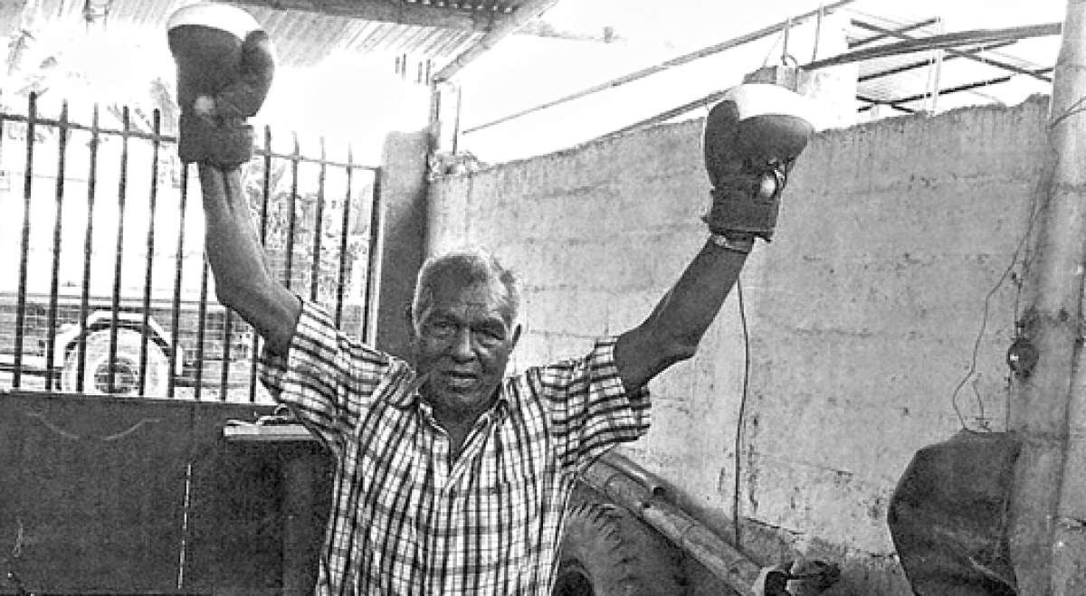 Luis Zapata, conocido en el mundo del box como Luis Mora, hoy circula con su tanquero por la ciudad de Santo Domingo. Es un protagonista de este libro. Foto archivo V&iacute;ctor Hugo Torres Egas