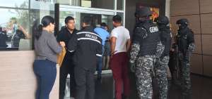 Elementos de la Polic&iacute;a Nacional y de la Fiscal&iacute;a realizaron los allanamientos la tarde de ayer.