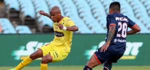 El volante Ely Esterilla (i), de Barcelona, controla el bal&oacute;n ante la marca de Elsar Rodas, de la Universidad C&eacute;sar Vallejo de Per&uacute;, en el Torneo de Verano.