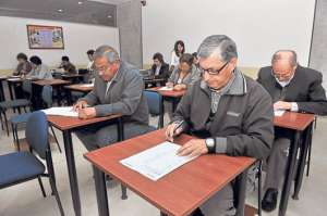 Las personas realizan desde el &uacute;ltimo viernes en la Facultad de Psicolog&iacute;a una prueba para evaluar los niveles de conocimiento del idioma. Foto: Jos&eacute; Luis LLivisaca |  El Tel&eacute;grafo
