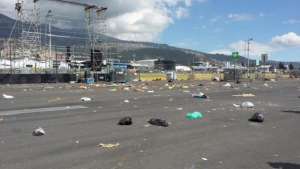Lleno de basura qued&oacute; el parque Bicentenario en Quito, luego de la eucarist&iacute;a del martes. Foto: Tomada de la cuenta de Twitter de Andrea Orbe
