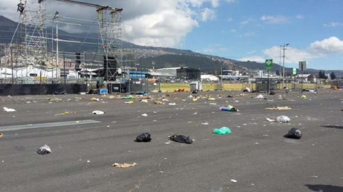 Lleno de basura qued&oacute; el parque Bicentenario en Quito, luego de la eucarist&iacute;a del martes. Foto: Tomada de la cuenta de Twitter de Andrea Orbe