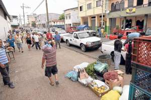 Afuera del mercado de la calle G&oacute;mez Rend&oacute;n, en el centro de Guayaquil, decenas de camionetas de la Fenacotrali esperan encolumnadas su turno para tomar un flete a los comerciantes. Foto: Karly Torres | El  Telegrafo