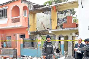 En la zona que se produjo la explosi&oacute;n hay trozos desperdigados de la vivienda. Los objetos destruidos cayeron a 50 metros de distancia. Foto: Eduardo Escobar / El Tel&eacute;grafo