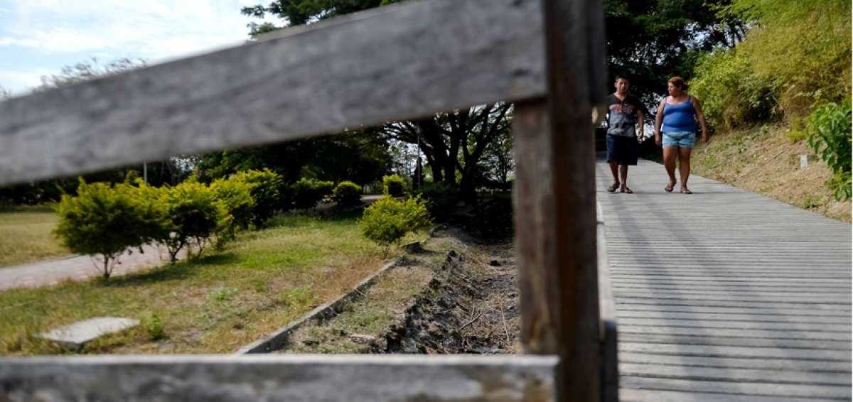 En la zona de las terrazas del paseo l&uacute;dico de Montecristi se desarrollan trabajos de desbroce de maleza.