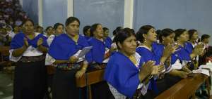 Los asistentes acuden con sus vestimentas y los grupos de danza realizan presentaciones. 