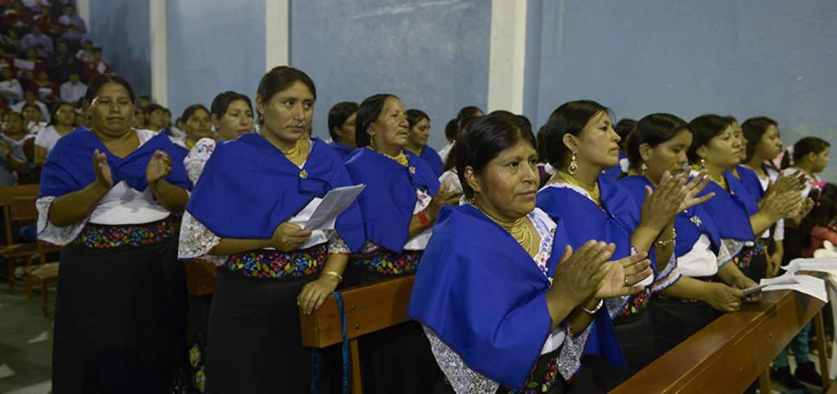 Los asistentes acuden con sus vestimentas y los grupos de danza realizan presentaciones. 