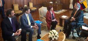 Len&iacute;n Moreno y Mar&iacute;a Cristina Perceval (i) se reunieron en el Palacio de Carondelet. 