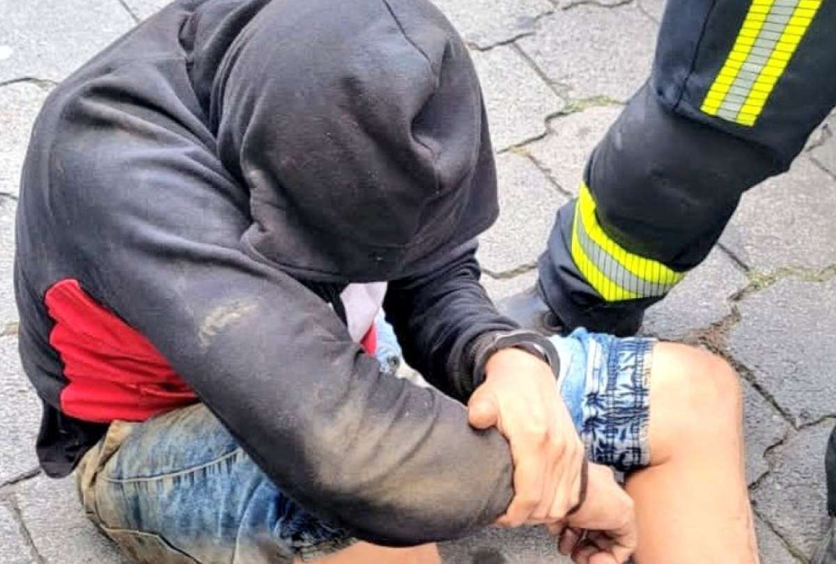 Uno de los sospechosos del robo resultó herido, tras abrir fuego en contra de los policías.