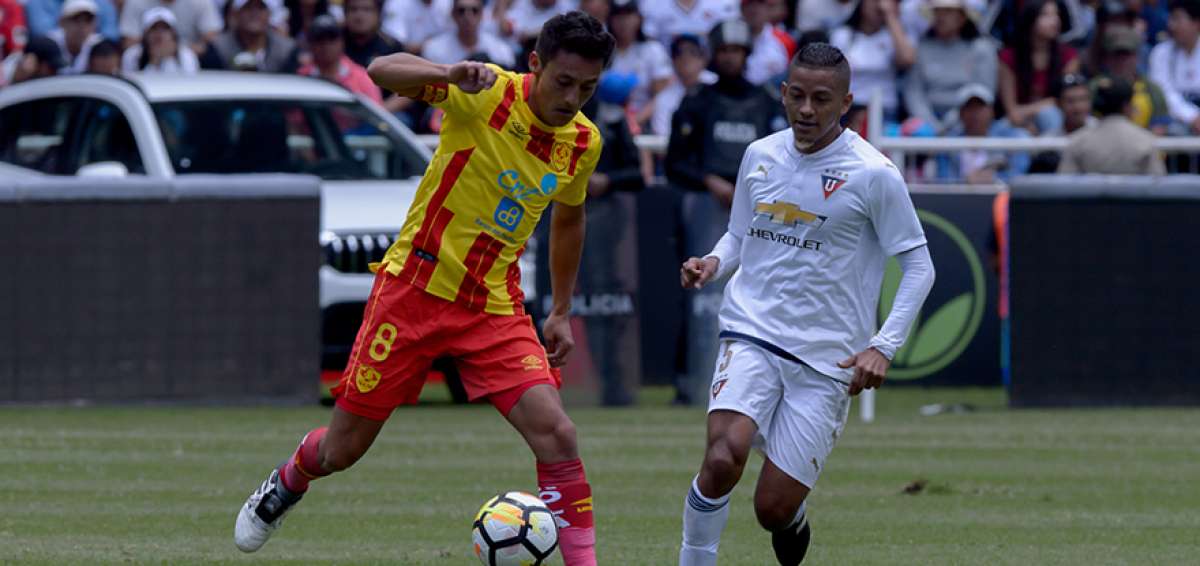 El volante Jefferson Intriago (d) fue capit&aacute;n esta temporada en la &ldquo;U&rdquo;. 