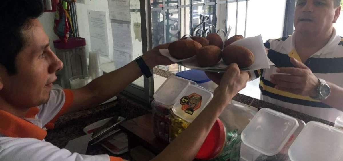 Leonel Guti&eacute;rrez (Izq.) lleva 3 a&ntilde;os atendiendo en el minimarket. Uno de los clientes fijos es Carlos Benavidez.