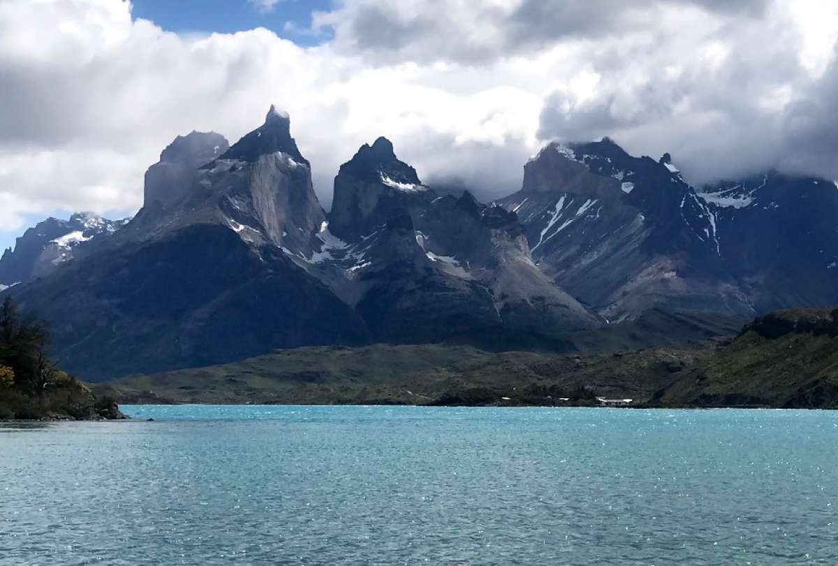 Autoridades chilenas recuperan cuerpos tras el fatal accidente en Torres del Paine.