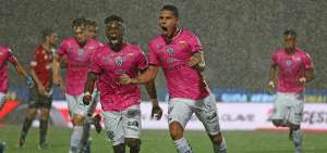 El zaguero central ecuatoriano, Luis Fernando Le&oacute;n (d.), festeja el primer gol del Independiente del Valle ante Col&oacute;n de Santa Fe, este s&aacute;bado 9 de noviembre en el estadio la Nueva Olla de Paraguay. El partido sufri&oacute; una paralizaci&oacute;n de 40 minutos luego de que una tormenta inundara la cancha. 