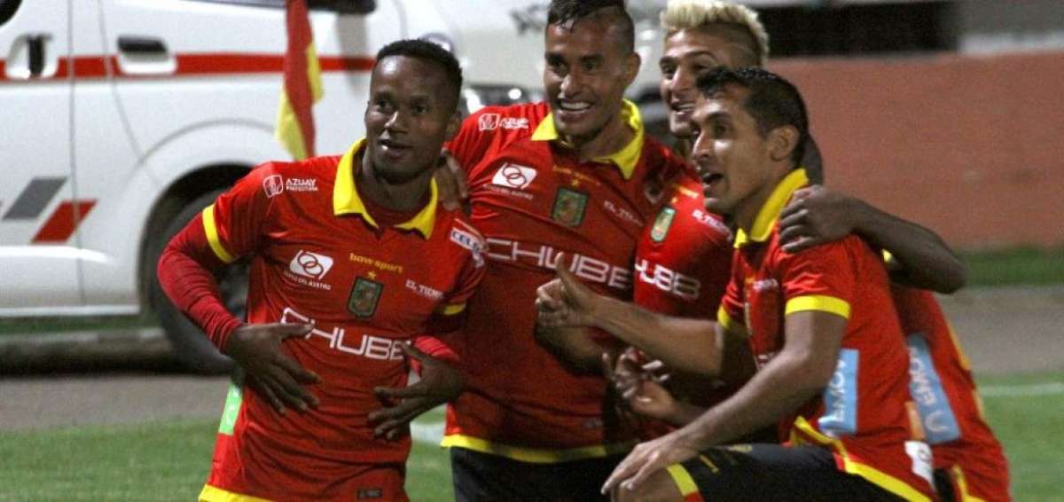 Los jugadores 'morlacos' celebran de rodillas el triunfo obtenido frente a River Ecuador.