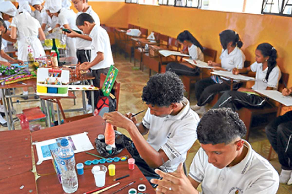 Decorar botellas es una de las pr&aacute;cticas aplicadas en el club de pintura del colegio Amarilis Fuentes. Foto: Jos&eacute; Mor&aacute;n / El Tel&eacute;grafo