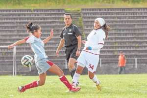 Sharon Pozo (der.) logra enviar el bal&oacute;n ante la marca de una adversaria de Cruz del Sur. La jugada es seguida por el &aacute;rbitro Marlon Alc&iacute;var. FOTO: JOHN GUEVARA | El TEL&Eacute;GRAFO.
