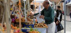 Una variedad de dulces se venden desde hoy y por el lapso de siete d&iacute;as alrededor del parque Calder&oacute;n de Cuenca, en la fiesta del Corpus Cristi.