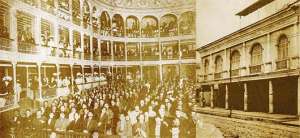 Interior del Teatro Olmedo en una funci&oacute;n de Gala con lleno total en todas sus galerias. A la derecha, fachada del Teatro Olmedo en pleno centro.