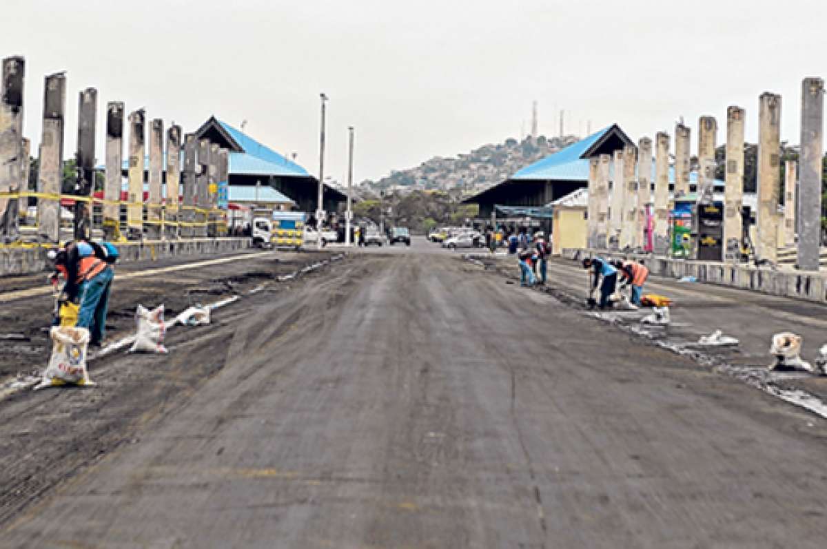 Personal de Puerto Limpio sigue retirando los escombros que quedaron en bodegas incineradas. Foto: Carina Acosta / El Tel&eacute;grafo