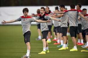 Ivan Mocinic (i.) se lesion&oacute; ayer durante el entrenamiento y fue dado de baja por el entrenador Niko Kovac. Foto: AFP