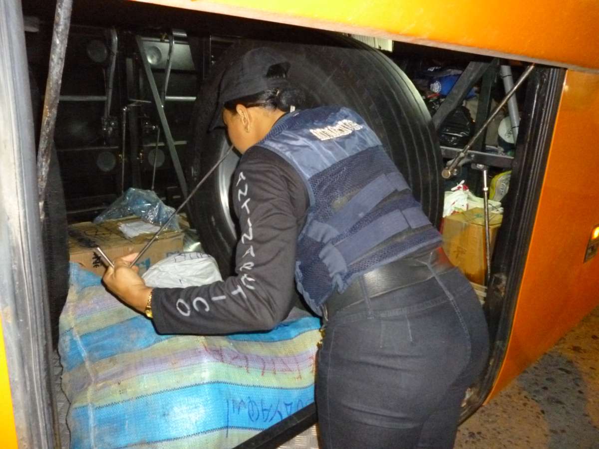Antinarc&oacute;ticos incaut&oacute; droga en un bus interprovincial en la ruta Esmeraldas &ndash; Quito