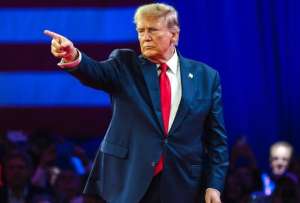 El presidente de los Estados Unidos, Donald Trump, decidió pausar el proceso de green card o residencia permanente a los migrantes.