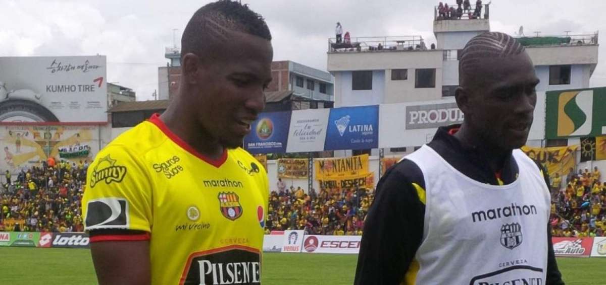 Penilla (I) se retira cabizbajo de la cancha Bellavista en Ambato, por el empate conseguido ante Mushuc Runa.