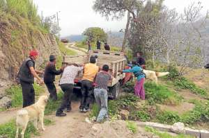 Es una tarea com&uacute;n, los vecinos se dan una mano para empujar una camioneta que qued&oacute; atascada en el recodo de uno de los caminos estrechos y sinuosos de esta comunidad rural. FOTO: ROBERTO CHAVEZ | El Tel&eacute;grafo