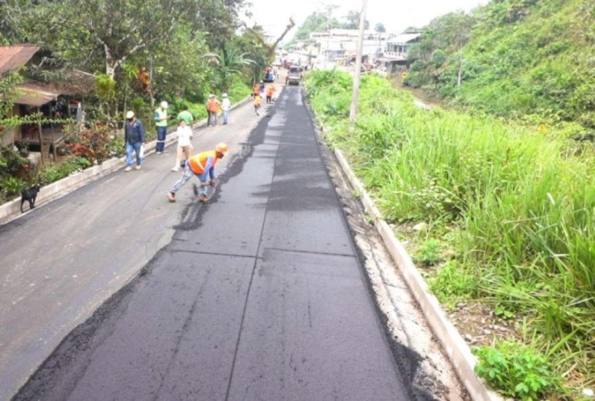La v&iacute;a beneficia directamente a cerca de 5.000 habitantes de la parroquia Chinca.
