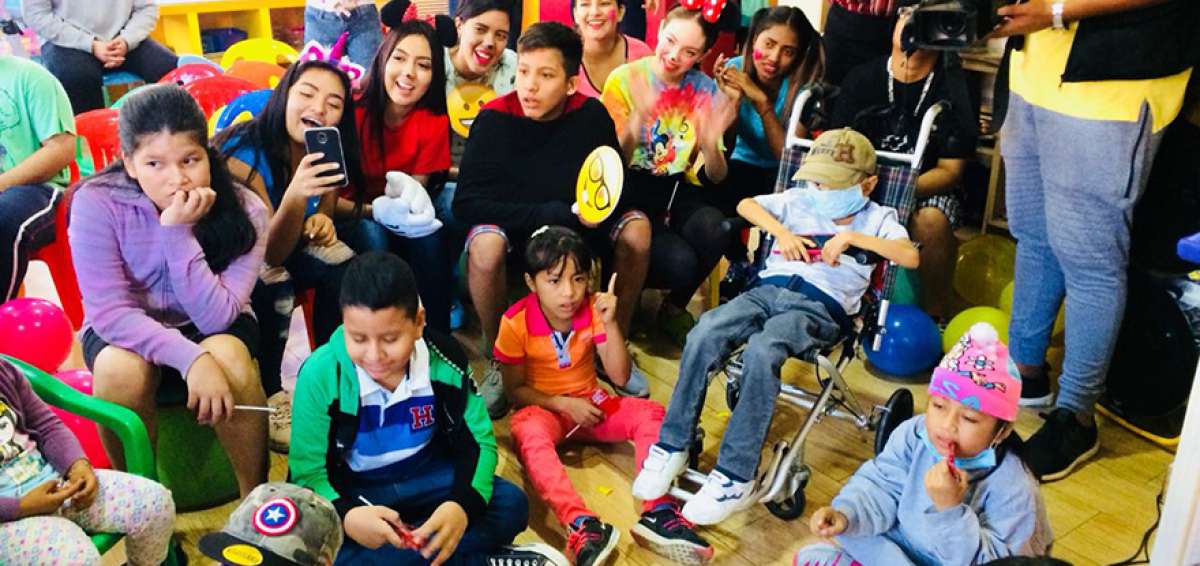 Caritas pintadas, juegos infantiles y concursos fueron parte de la celebraci&oacute;n que los estudiantes universitarios prepararon para los peque&ntilde;os.