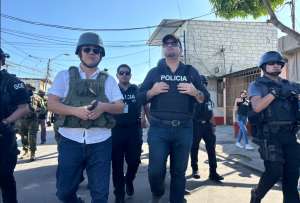John Reimberg, ministro del Interior, en un recorrido por Puerto Bolívar, en marzo.