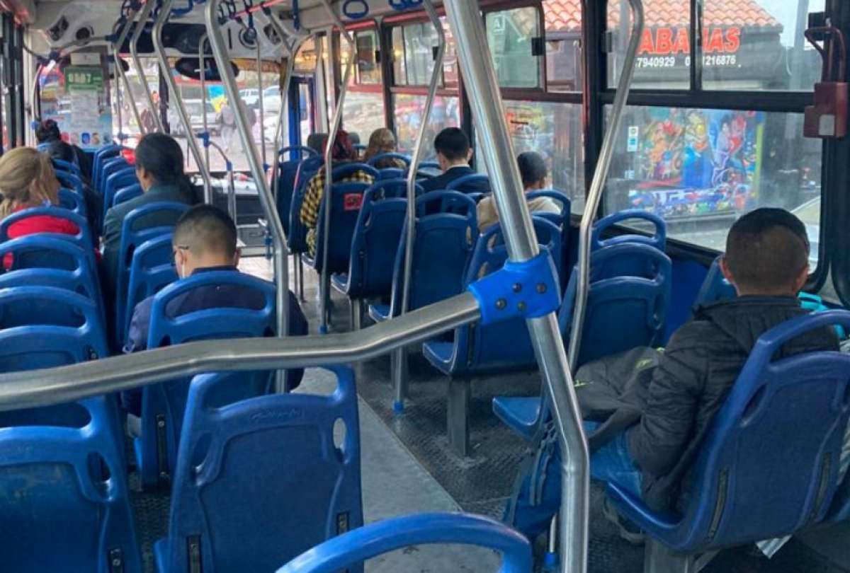 Así es viajar en bus en horas “pico” al norte de Quito