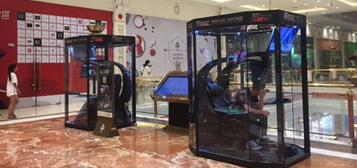 En China crean cabinas para dormir la siesta mientras la pareja va de compras