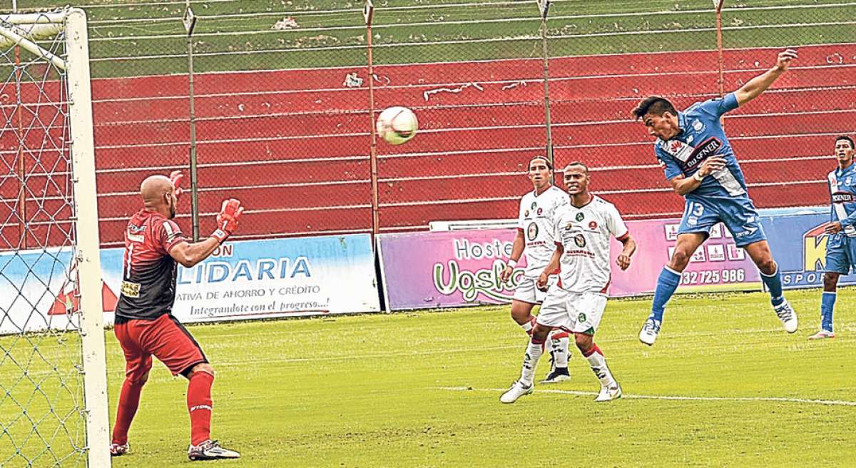 El delantero emelecista &Aacute;ngel Mena (der.) marca el tanto del empate, ante la impotencia del arquero colombiano Fernando Fern&aacute;ndez. Roberto Ch&aacute;vez / El Tel&eacute;grafo