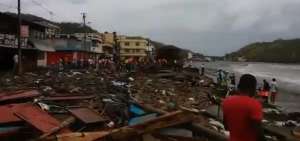 Adoquines levantados, restos de puertas, techos de locales y un poste de luz se ve&iacute;an desperdigados en tramos del malec&oacute;n de S&uacute;a, Esmeraldas. 