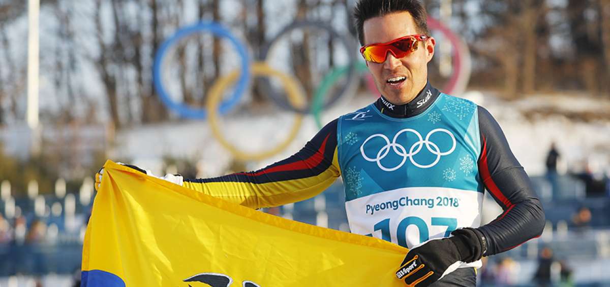 Klaus Jungbluth posa con la bandera ecuatoriana despu&eacute;s de cruzar la meta en la prueba de los 15 kil&oacute;metros de esqu&iacute; de fondo.
