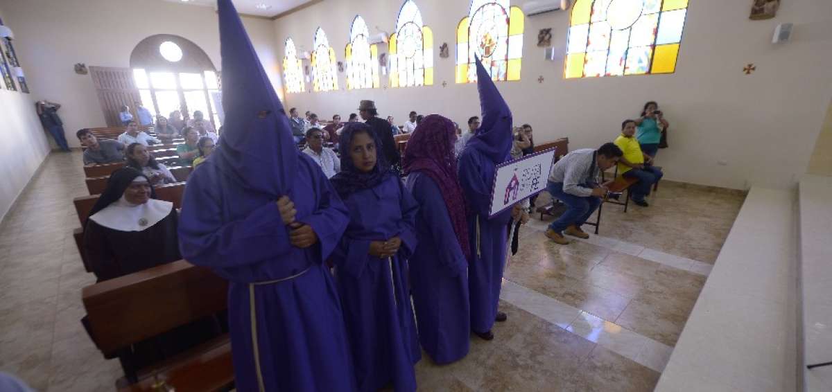 Cuatro miembros de la Hermandad Jes&uacute;s del Gran Poder siguieron la ruta vestidos de cucuruchos y ver&oacute;nicas.