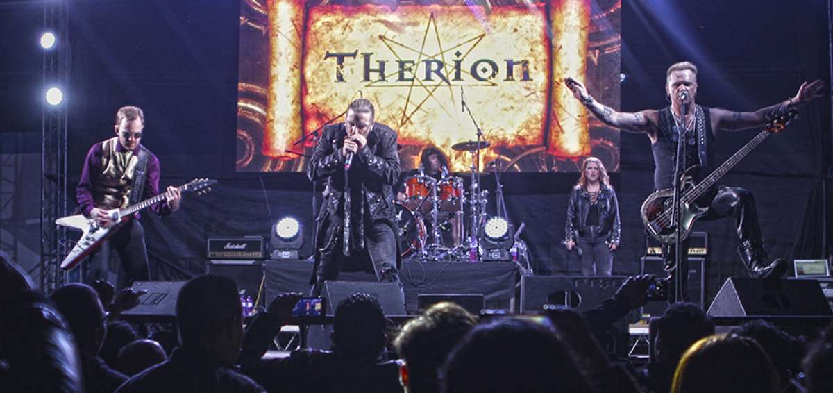 El compositor y guitarrisa Christofer Johnsson (izquierda) present&oacute; la canci&oacute;n &ldquo;To Mega Therion&rdquo; pidiendo a la asistencia que pusiera &ldquo;cojones&rdquo;.