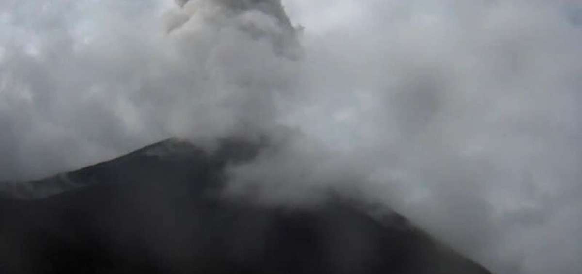 Volc&aacute;n Reventador emana columnas de ceniza de 800 metros