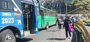 El desorden en el abordaje y descenso de pasajeros es una de las caracter&iacute;sticas del sector El Tr&eacute;bol.
