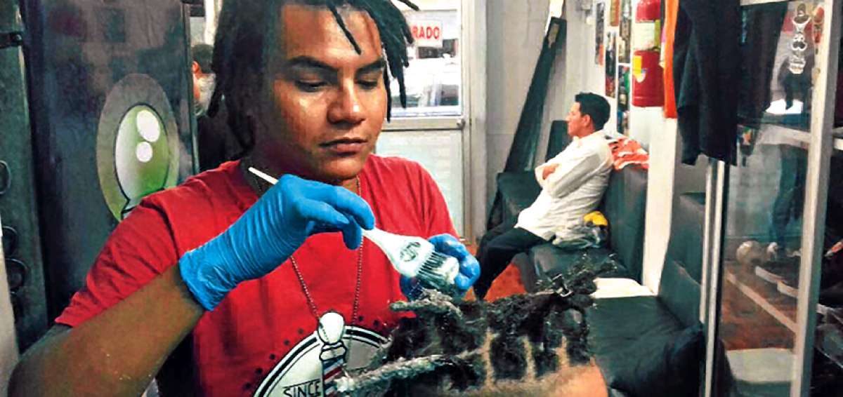 Con mucha precisi&oacute;n se deben hacer las trenzas. El trabajo puede tardar m&aacute;s de tres horas.      