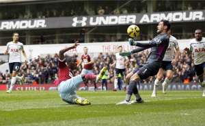El ariete ecuatoriano fue un constante peligro para la zaga del Tottenham. Agencia AFP
