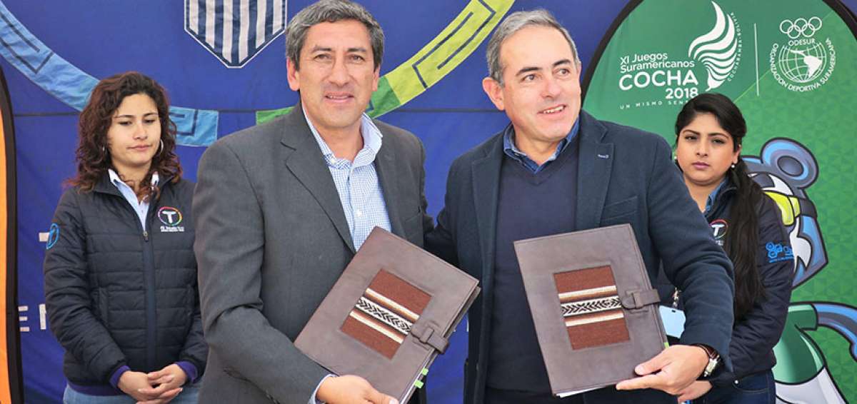 El ministro de deportes de Bolivia, Tito Monta&ntilde;o (izq.), y el gerente de Mi Telef&eacute;rico, C&eacute;sar Dockweiler, posan tras la firma del acuerdo de colaboraci&oacute;n.
