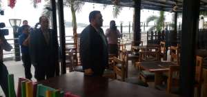 El ministro de Trabajo, Andr&eacute;s Madero, durante un recorrido por locales de comida en Guayaquil.