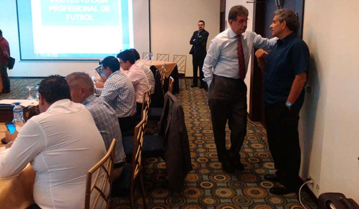 Patricio Torres (izq.), de Liga (Q), conversa con Mario Canessa (der.),  de River Ecuador, antes de la reuni&oacute;n con representantes de Mediapro. Foto: Augusto It&uacute;rburu para El Tel&eacute;grafo.