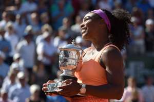 Serena sostiene su tercer trofeo de Roland Garros. Foto: AFP