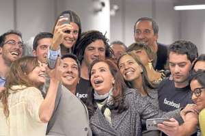 La presidenta Cristina Fern&aacute;ndez se toma un &lsquo;selfie&rsquo; con los empleados de Facebook. Foto: AFP