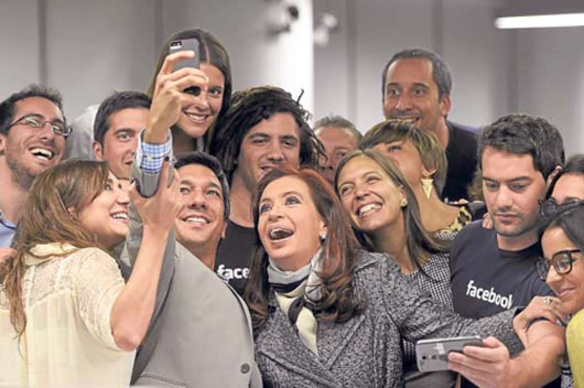 La presidenta Cristina Fern&aacute;ndez se toma un &lsquo;selfie&rsquo; con los empleados de Facebook. Foto: AFP